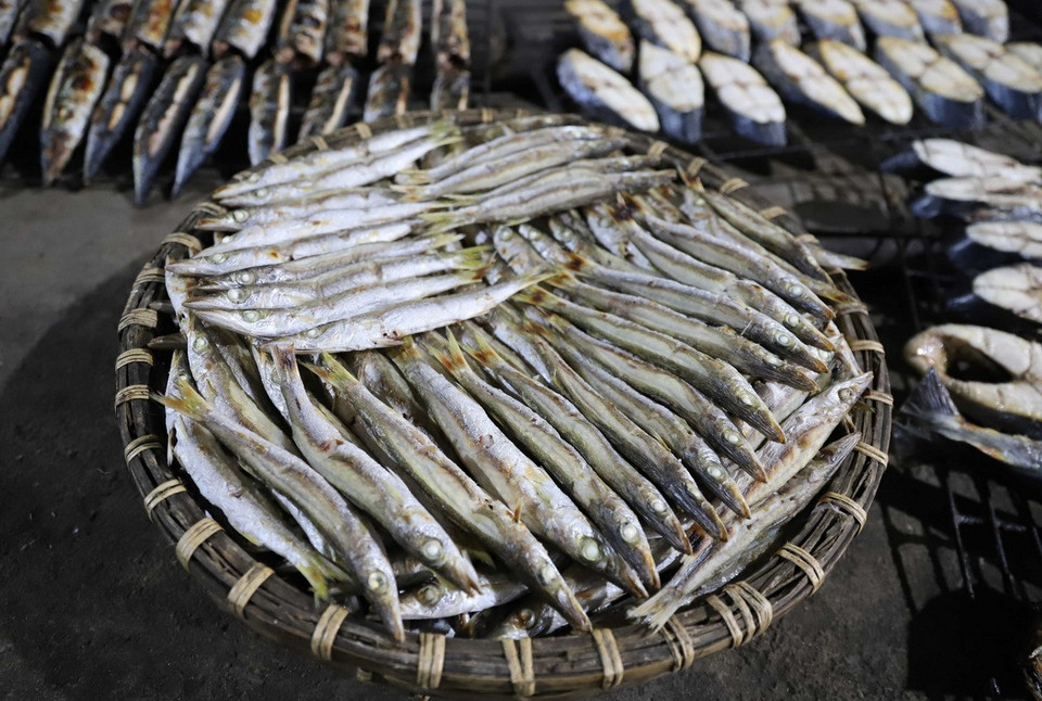 Cá Nhồng sau khi nướng chín, để nguội được xếp vào rổ tre để vận chuyển đi tiêu thụ tại các chợ dân sinh trên địa bàn huyện Diễn Châu. (Ảnh: Xuân Tiến/TTXVN)