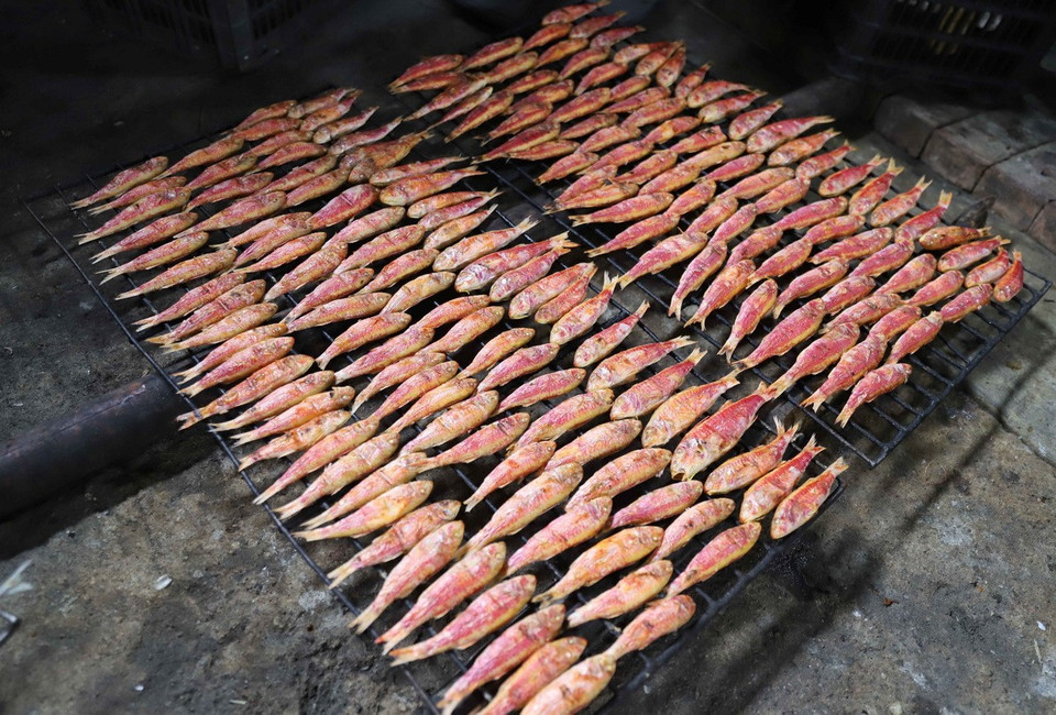 Cá Thèn đỏ sau khi nướng có màu đỏ đặc trưng, thường được ngư dân chọn làm món ăn trong dịp Tết. (Ảnh: Xuân Tiến/TTXVN)