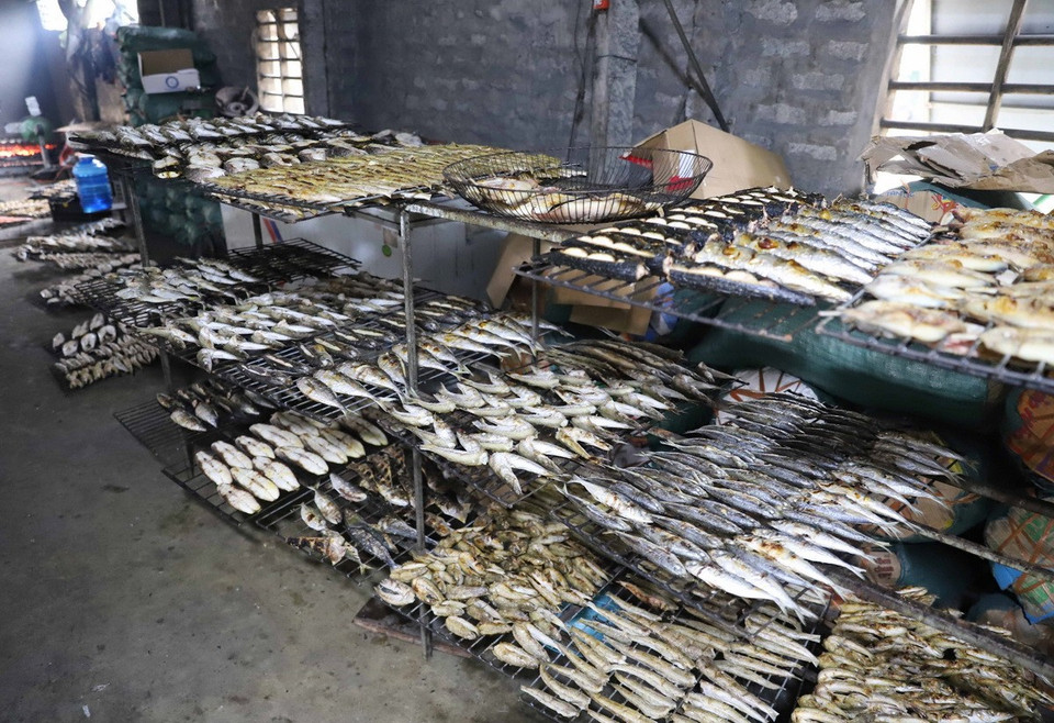 Vô số loại cá đã nướng chín được xếp lên khung để cá mau giảm nhiệt. (Ảnh: Xuân Tiến/TTXVN)