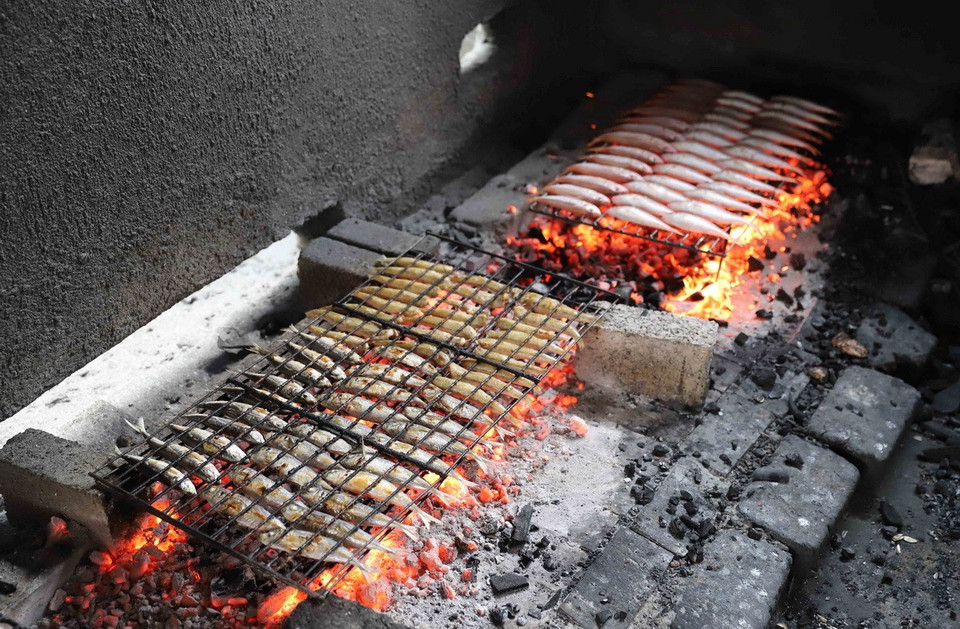 Lò nướng cá biển bằng than hoa của người dân ở xã ven biển Ngọc Bích (huyện Diễn Châu, Nghệ An). (Ảnh: Xuân Tiến/TTXVN)