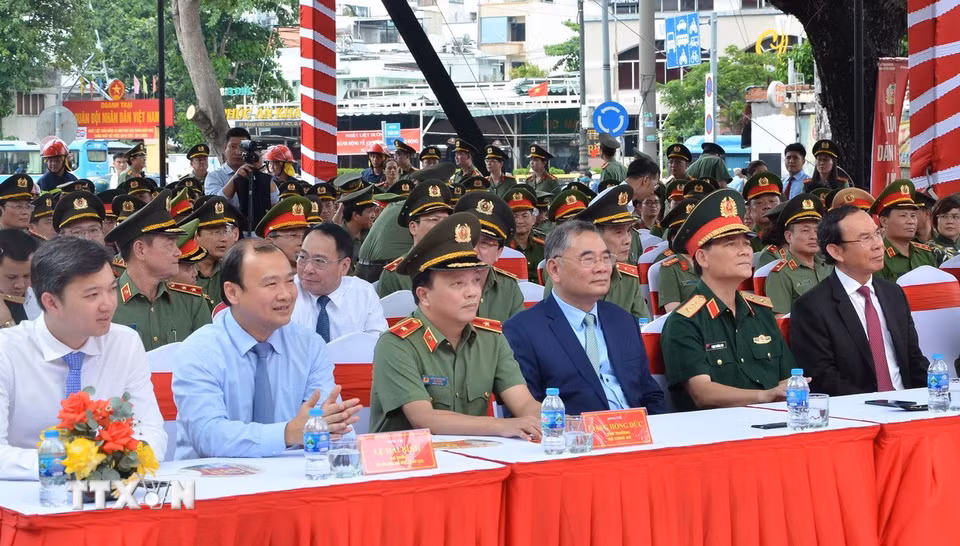 Các đại biểu dự Lễ khánh thành Tượng đài Công an nhân dân “Vì bình yên cuộc sống.” (Ảnh: Linh Sơn/TTXVN)