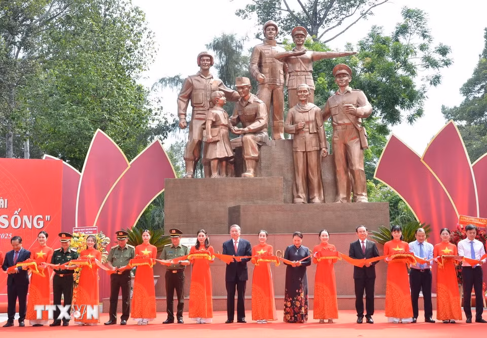Nhân kỷ niệm 50 năm Ngày Giải phóng miền Nam, thống nhất đất nước (30/4/1975-30/4/2025), chiều 29/4, tại Công viên Âu Lạc (quận 5, Thành phố Hồ Chí Minh), Bộ Công an tổ chức Lễ khánh thành Tượng đài Công an nhân dân “Vì bình yên cuộc sống.” Tổng Bí thư Tô Lâm cùng nhiều đồng chí Lãnh đạo, nguyên Lãnh đạo Đảng, Nhà nước dự buổi lễ. (Ảnh: Linh Sơn/TTXVN)