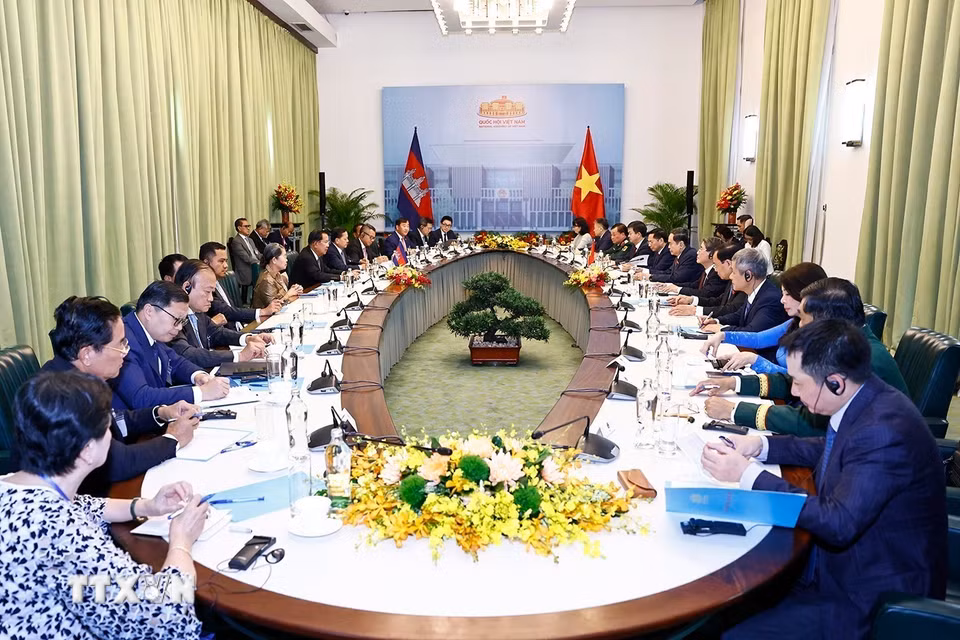 Chủ tịch Quốc hội Trần Thanh Mẫn hội kiến Chủ tịch Đảng Nhân dân Campuchia Hun Sen. (Ảnh: Doãn Tấn/TTXVN)