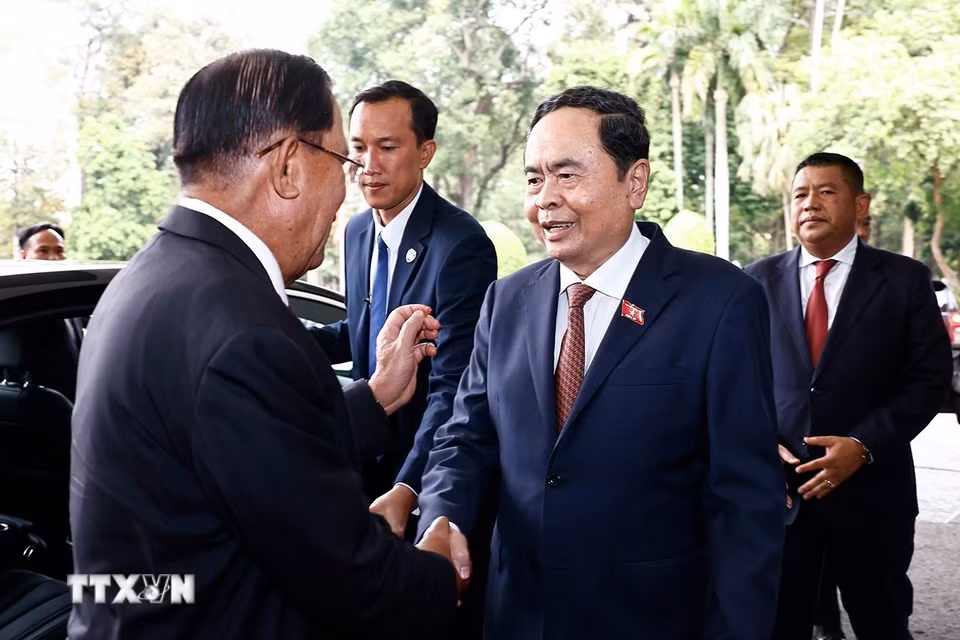 Chủ tịch Quốc hội Trần Thanh Mẫn đón Chủ tịch Đảng Nhân dân Campuchia Hun Sen. (Ảnh: Doãn Tấn/TTXVN)