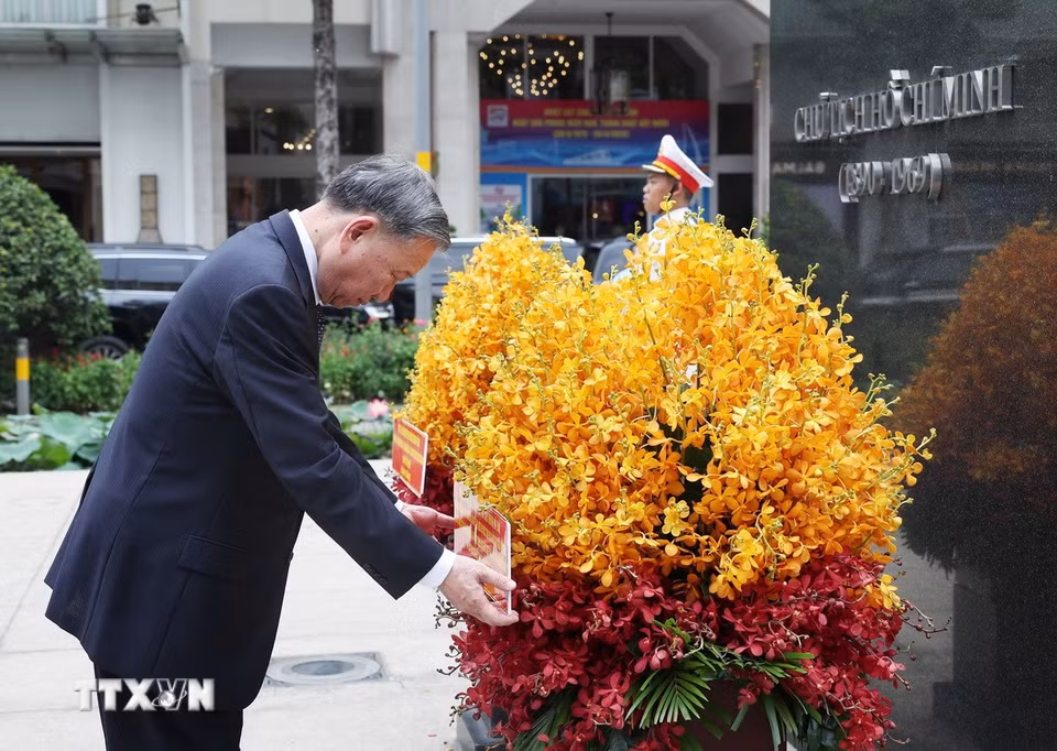 Tổng Bí thư Tô Lâm dâng hoa tưởng niệm Bác Hồ. (Ảnh: Thống Nhất/TTXVN)