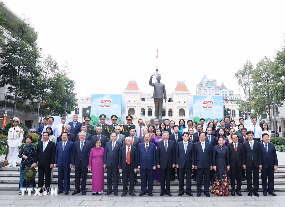 Tổng Bí thư Tô Lâm cùng các đồng chí lãnh đạo, nguyên lãnh đạo Đảng Nhà nước chụp ảnh chung tại Công viên Tượng đài Bác Hồ (Quận 1, Thành phố Hồ Chí Minh). (Ảnh: Thống Nhất/TTXVN)