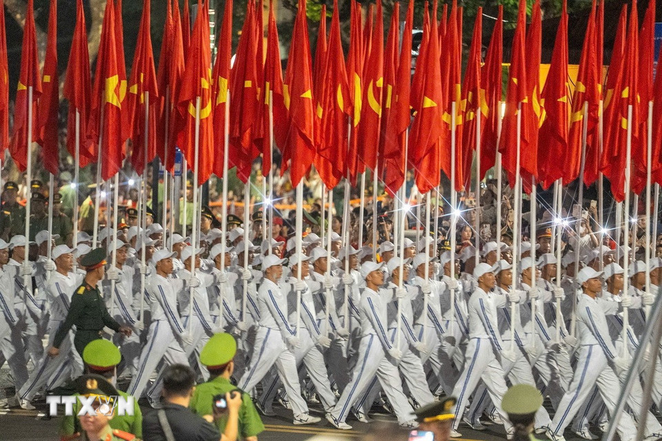 Khối hồng kỳ di chuyển trên đường phố Hà Nội. (Ảnh: Phạm Tuấn Anh/TTXVN)