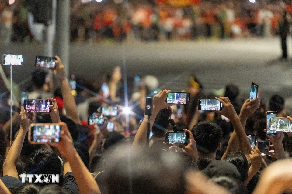 Hàng vạn người dân chờ đón khoảnh khắc các khối diễu binh, diễu hành di chuyển trên đường phố Hà Nội. (Ảnh: Phạm Tuấn Anh/TTXVN)