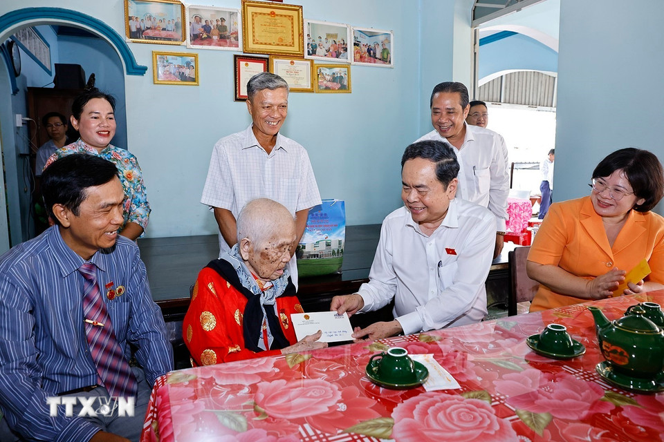 Chủ tịch Quốc hội Trần Thanh Mẫn thăm, tặng quà mẹ Việt Nam Anh hùng Huỳnh Thị Sè ở xã Bà Điểm, Thành phố Hồ Chí Minh. (Ảnh: Doãn Tấn/TTXVN)