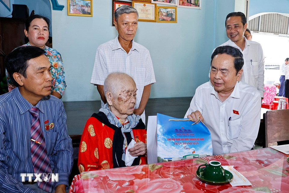 Sáng 4/3, Chủ tịch Quốc hội Trần Thanh Mẫn thăm mẹ Việt Nam Anh hùng Huỳnh Thị Sè ở xã Bà Điểm, Thành phố Hồ Chí Minh. (Ảnh: Doãn Tấn/TTXVN)