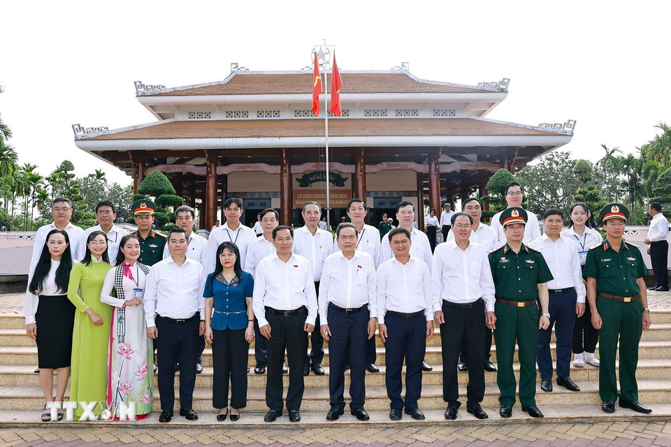 Chủ tịch Quốc hội Trần Thanh Mẫn và đại biểu chụp ảnh lưu niệm tại Di tích lịch sử quốc gia Ngã Ba Giồng. (Ảnh: Doãn Tấn/TTXVN)