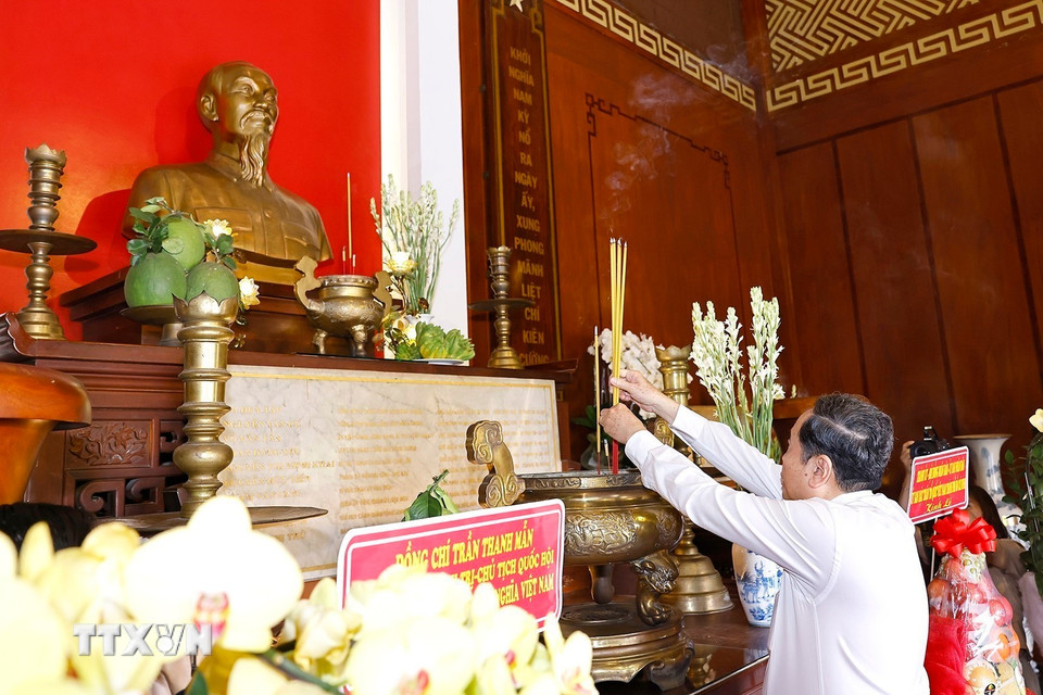 Chủ tịch Quốc hội Trần Thanh Mẫn dâng hương tại Di tích lịch sử quốc gia Ngã Ba Giồng. (Ảnh: Doãn Tấn/TTXVN)