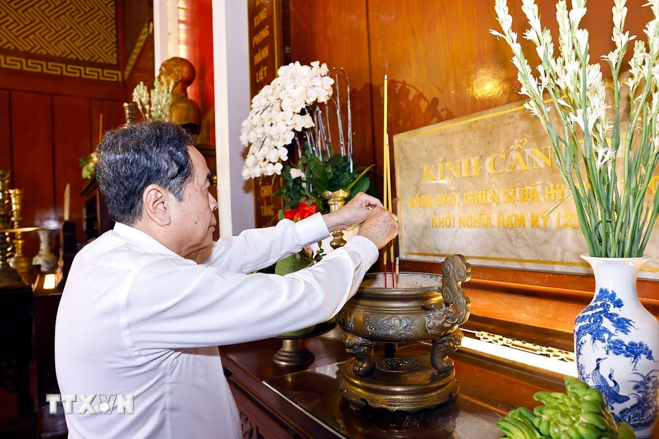 Chủ tịch Quốc hội Trần Thanh Mẫn dâng hương tại Di tích lịch sử quốc gia Ngã Ba Giồng. (Ảnh: Doãn Tấn/TTXVN)