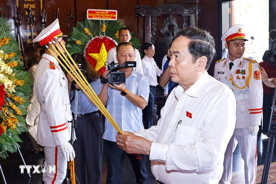 Chủ tịch Quốc hội Trần Thanh Mẫn dâng hương tại Di tích lịch sử quốc gia Ngã Ba Giồng. (Ảnh: Doãn Tấn/TTXVN)