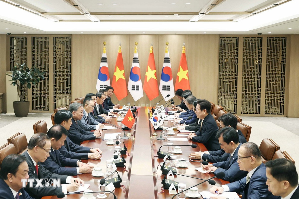 Tổng Bí thư Tô Lâm hội đàm với Tổng thống Hàn Quốc Lee Jae Myung. (Ảnh: Thống Nhất/TTXVN)
