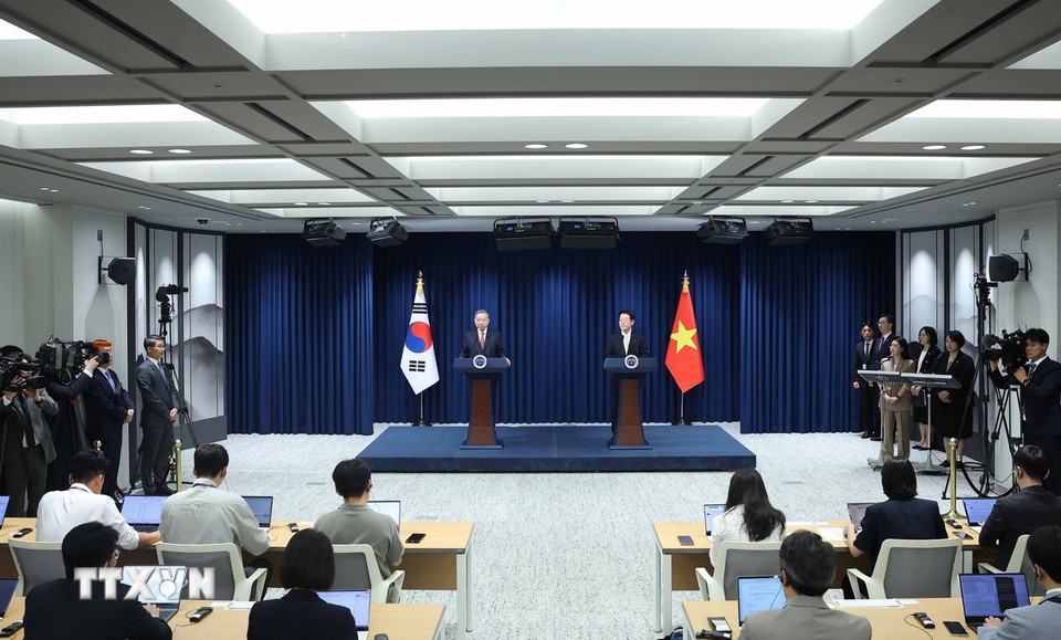 Tổng Bí thư Tô Lâm và Tổng thống Hàn Quốc Lee Jae Myung gặp gỡ báo chí. (Ảnh: Thống Nhất/TTXVN)