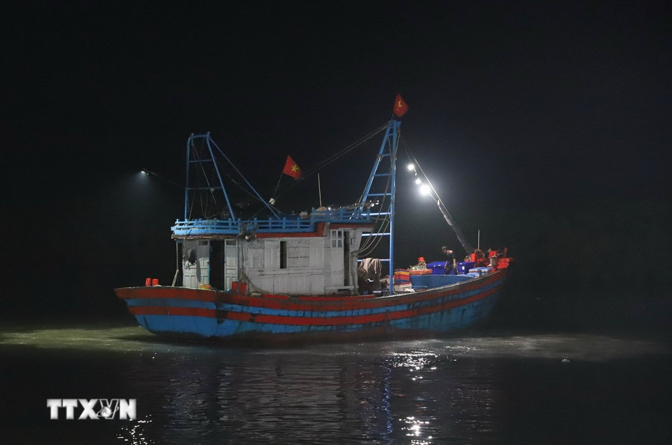 Tàu có công suất lớn chuyên đánh bắt hải sản xa bờ của ngư dân chuẩn bị cập cảng cá Lạch Vạn. (Ảnh: Xuân Tiến/TTXVN)
