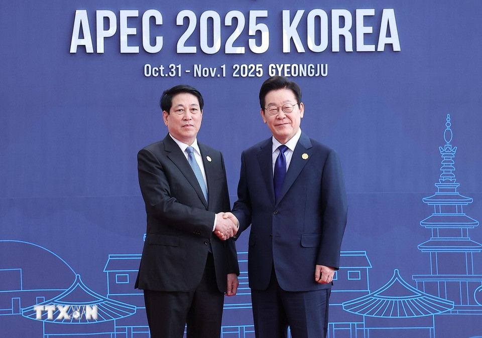 Tổng thống Hàn Quốc Lee Jae Myung đón Chủ tịch nước Lương Cường. (Ảnh: Lâm Khánh/TTXVN)