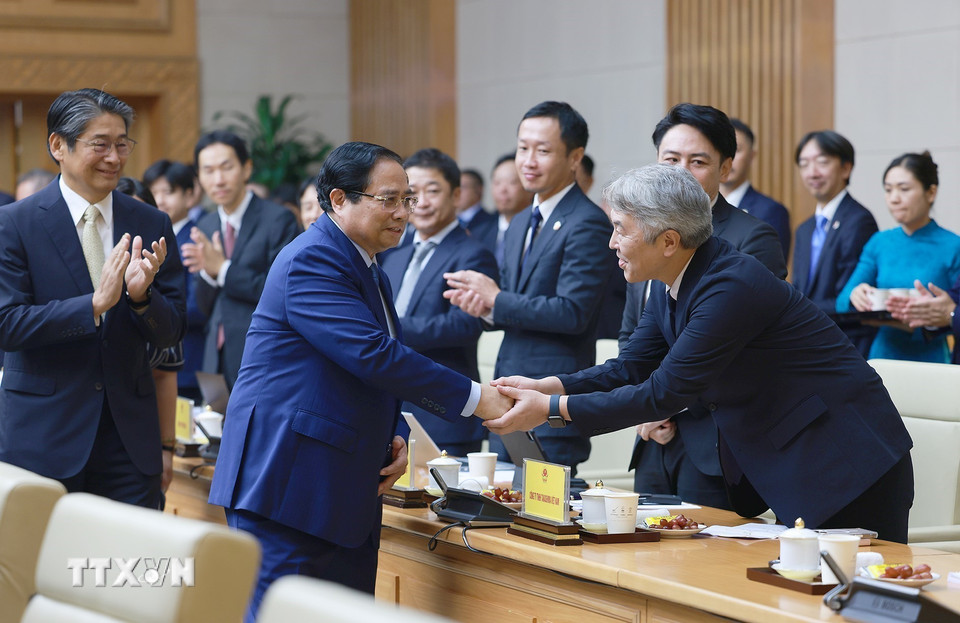 Thủ tướng Phạm Minh Chính với các doanh nghiệp Nhật Bản đang đầu tư tại Việt Nam. (Ảnh: Dương Giang/TTXVN)