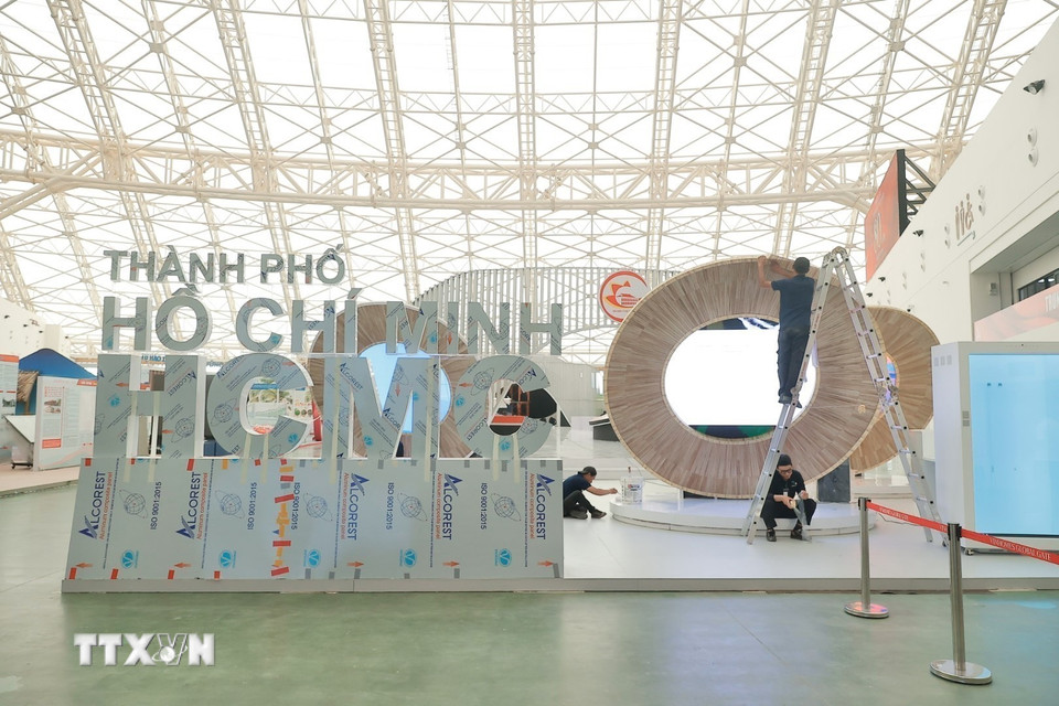 Các gian triển lãm của bộ, ngành, địa phương,.. đang được gấp rút hoàn thiện. (Ảnh: Minh Quyết/TTXVN)