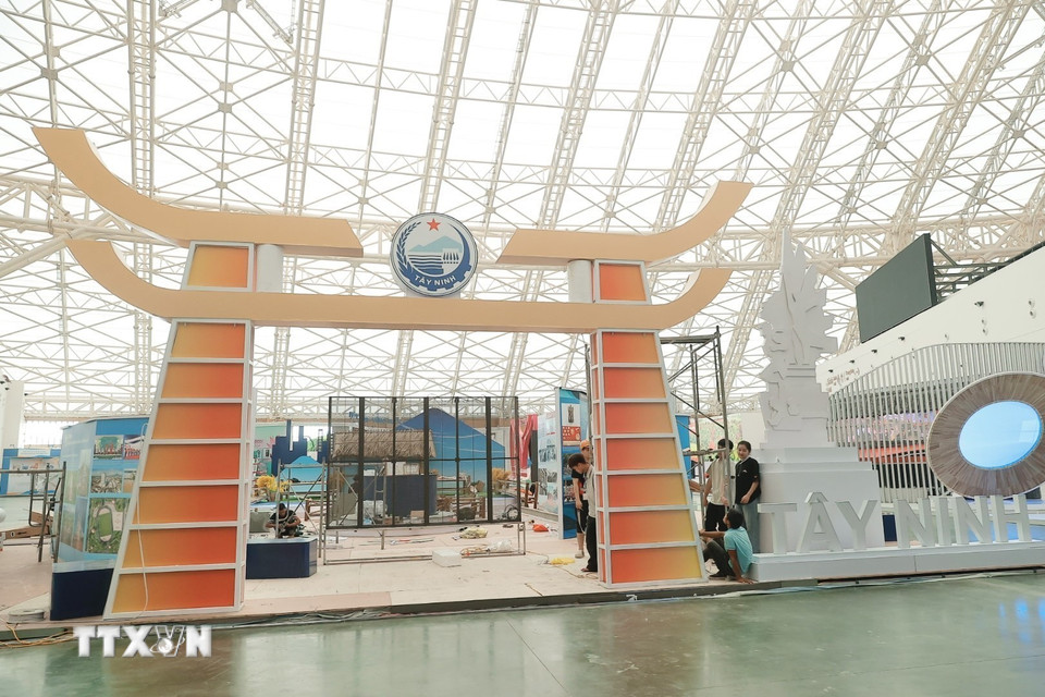 Các gian trưng bày đang được gấp rút hoàn thiện. (Ảnh: Minh Quyết/TTXVN)