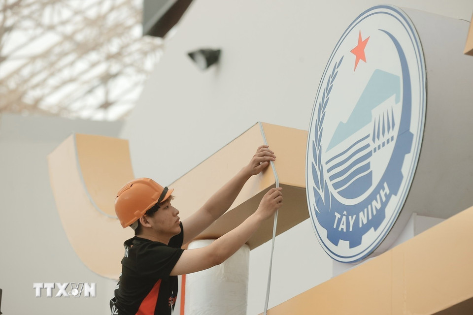 Công nhân hoàn thiện những hạng mục cuối, chuẩn bị cho khai mạc triển lãm vào ngày 28/8. (Ảnh: Minh Quyết/TTXVN)