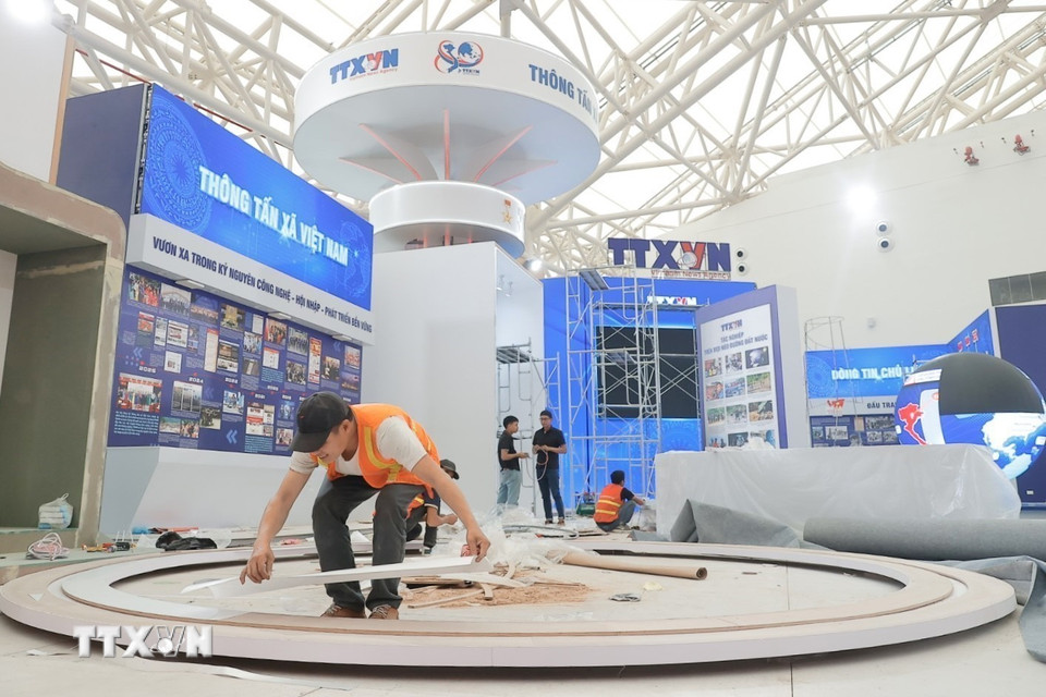Gian triển lãm của Thông tấn xã Việt Nam đang được thi công khẩn trương. (Ảnh: Minh Quyết/TTXVN)