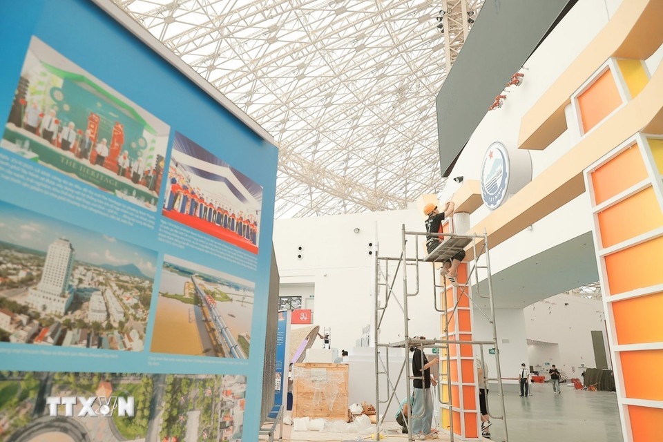 Các gian triển lãm của bộ, ngành, địa phương,.. đang được gấp rút hoàn thiện. (Ảnh: Minh Quyết/TTXVN)