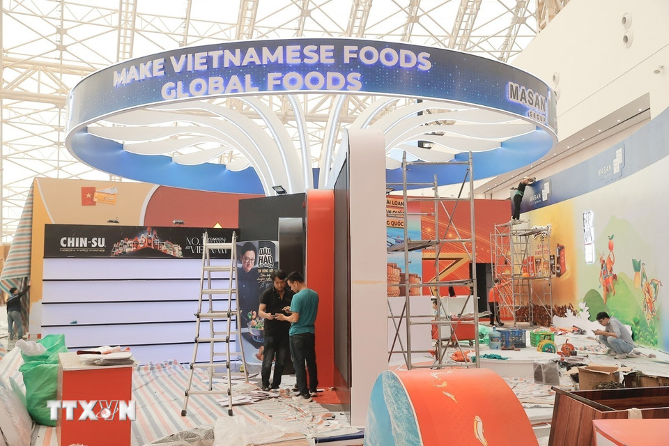 Các hạng mục bên trong khu triển lãm đang được gấp rút hoàn thiện. (Ảnh: Minh Quyết/TTXVN)