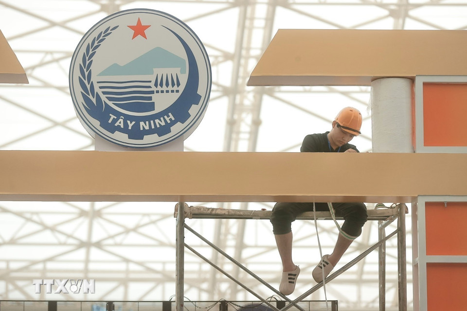 Công nhân hoàn thiện những hạng mục cuối tại triển lãm thành tựu của tỉnh Tây Ninh, chuẩn bị cho ngày khai mạc triển lãm. (Ảnh: Minh Quyết/TTXVN)