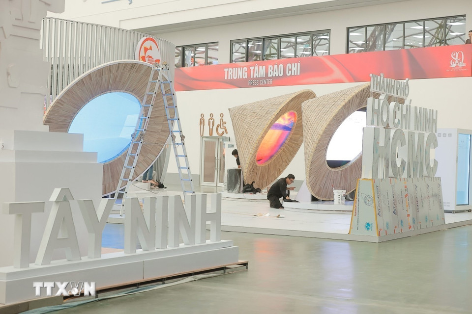 Các gian triển lãm của các bộ, ngành, địa phương,... đang được gấp rút hoàn thiện. (Ảnh: Minh Quyết/TTXVN)