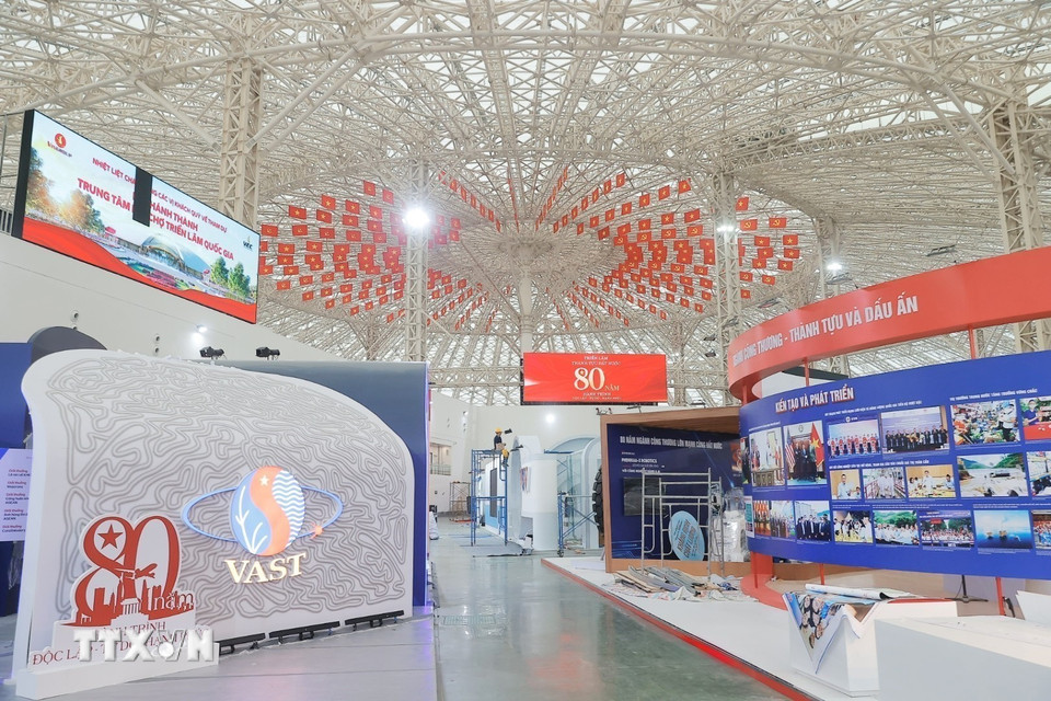 Không gian trưng bày của triển lãm gần 260.000m2 đang dần được lấp đầy những hình ảnh cờ đỏ sao vàng rực rỡ. (Ảnh: Minh Quyết/TTXVN)