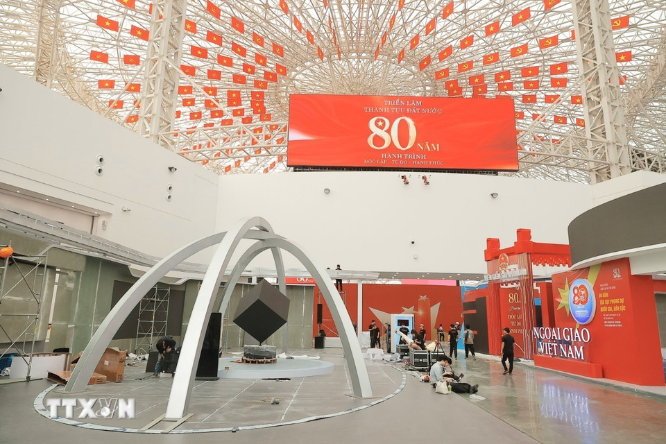 Với không gian rộng, triển lãm gây ấn tượng bằng các logo, biểu tượng có kích thước lớn, hứa hẹn thu hút đông đảo du khách tới tham quan sau khai mạc. (Ảnh: Minh Quyết/TTXVN)