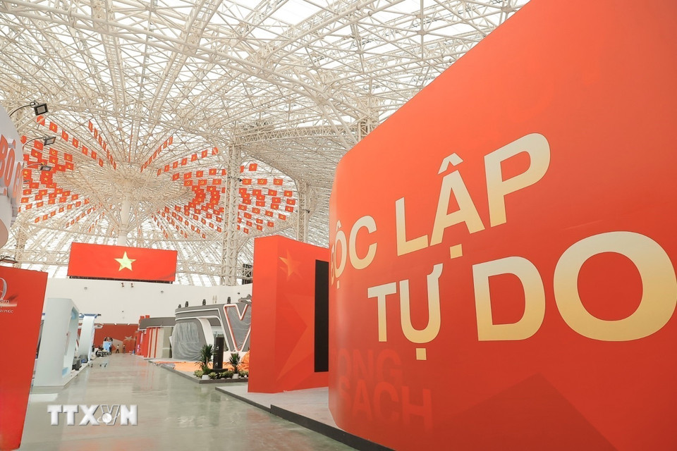 Không gian trưng bày của triển lãm gần 260.000m2 đang dần được lấp đầy những hình ảnh cờ đỏ sao vàng rực rỡ. (Ảnh: Minh Quyết/TTXVN)