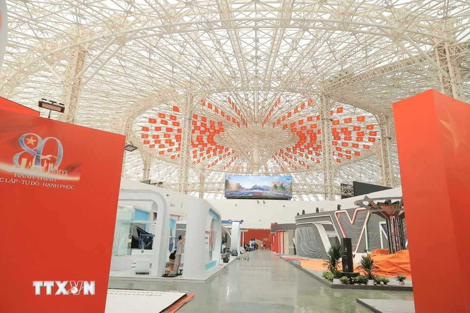 Không gian trưng bày của triển lãm gần 260.000 m2 đang dần được lấp đầy những hình ảnh cờ đỏ sao vàng rực rỡ. (Ảnh: Minh Quyết/TTXVN)