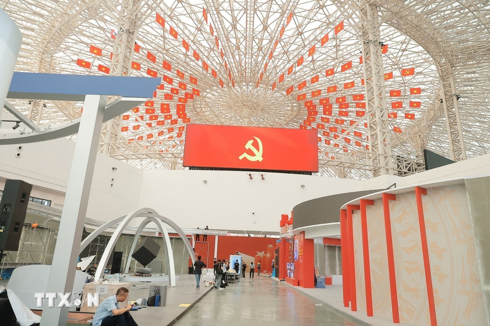 Những ngày này, hàng trăm công nhân đang gấp rút thi công, hoàn thiện các gian triển lãm tại Trung tâm Triển lãm Quốc gia (Đông Anh, Hà Nội), đảm bảo tiến độ cho ngày khai mạc Triển lãm "80 năm Hành trình Độc lập-Tự do-Hạnh phúc" vào 28/8 tới đây. (Ảnh: Minh Quyết/TTXVN)