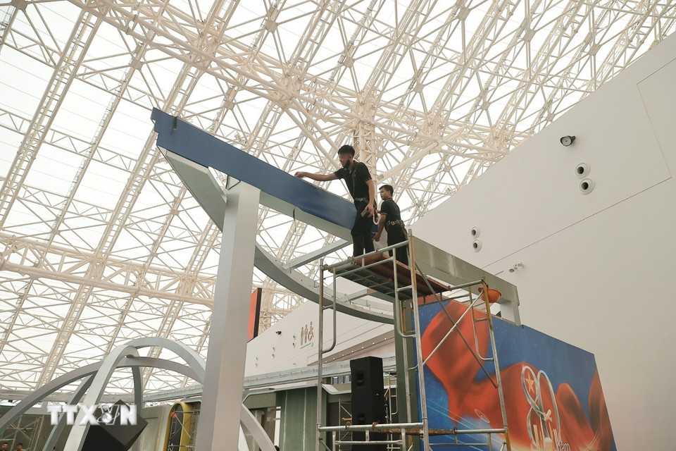 Các hạng mục bên trong khu triển lãm đang được gấp rút hoàn thiện. (Ảnh: Minh Quyết/TTXVN)
