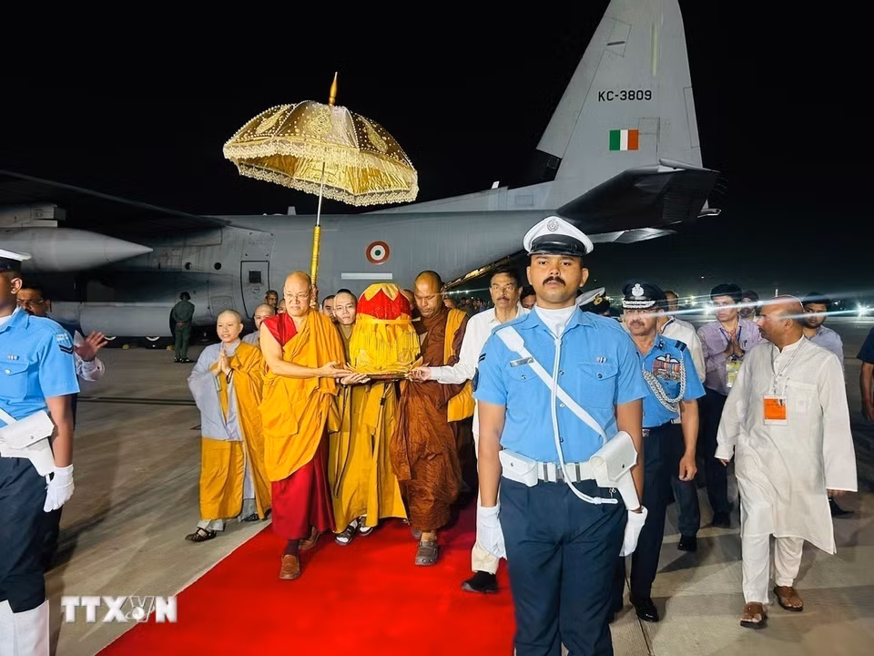 Xá lợi thiêng liêng của Đức Phật đã chính thức trở về New Delhi, kết thúc hành trình tâm linh kéo dài tròn 1 tháng tại Việt Nam. (Ảnh: Quang Trung/TTXVN)