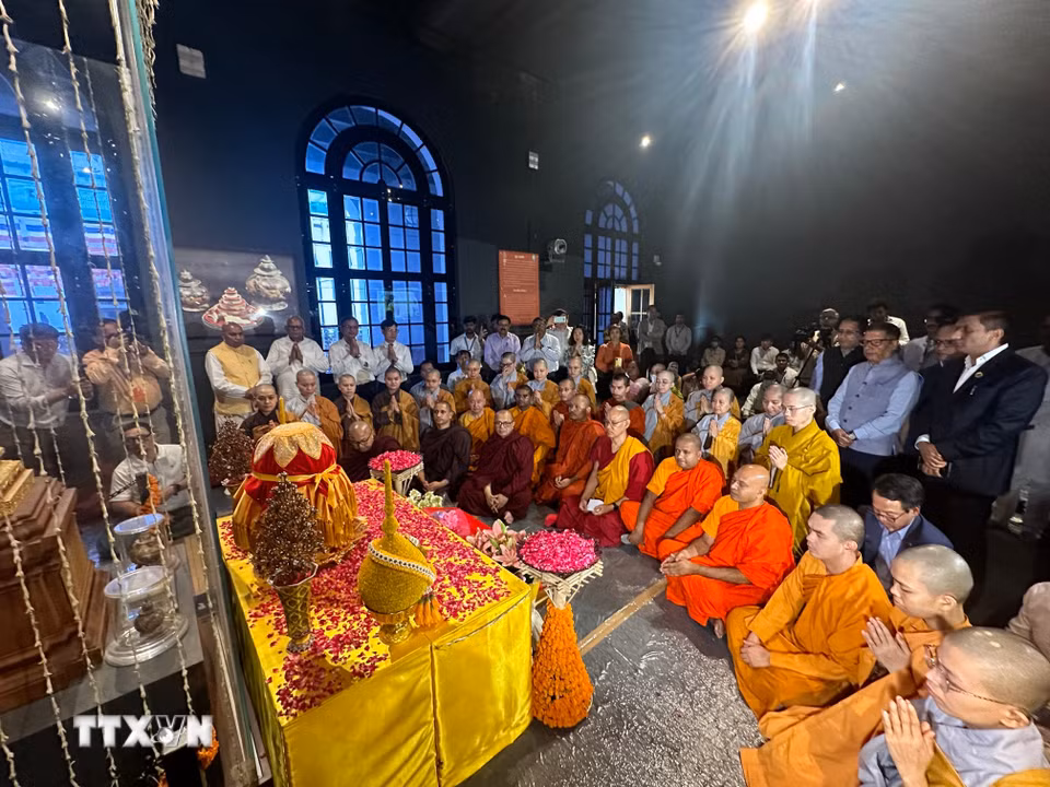 Các nhà sư làm lễ trước Xá lợi Đức Phật tại Bảo tàng Quốc gia New Delhi, Ấn Độ. (Ảnh: Quang Trung/TTXVN)