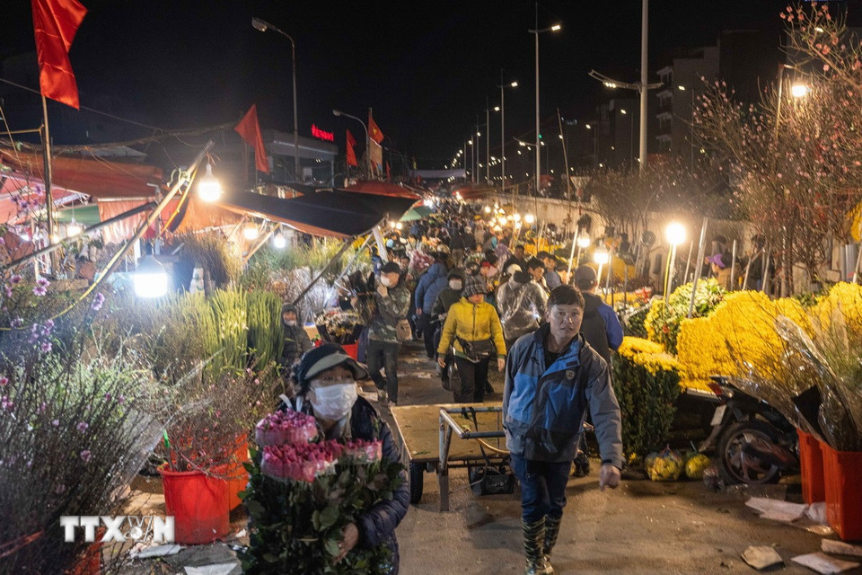 Càng gần Tết, chợ hoa Quảng Bá lại càng tấp nập người mua, bán ngược xuôi. (Ảnh: Hoàng Hiếu/TTXVN)