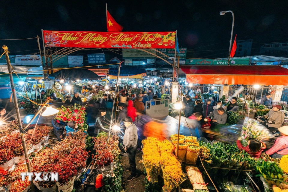 Chợ hoa đêm Quảng Bá trong những ngày sát Tết. (Ảnh: Phạm Tuấn Anh/TTXVN)