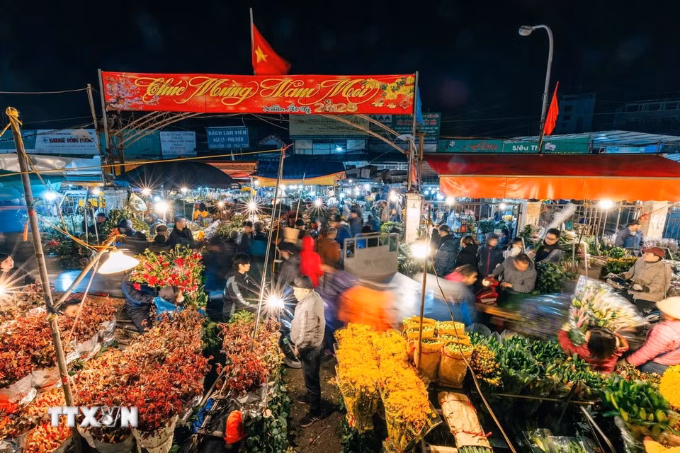 Chợ hoa đêm Quảng Bá trong những ngày sát Tết. (Ảnh: Phạm Tuấn Anh/TTXVN)