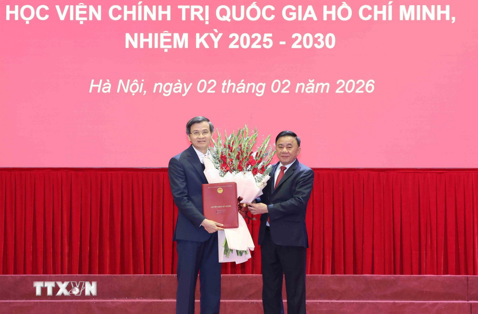 Thường trực Ban Bí thư Trần Cẩm Tú tặng hoa chúc mừng đồng chí Đoàn Minh Huấn. (Ảnh: Phương Hoa/TTXVN)