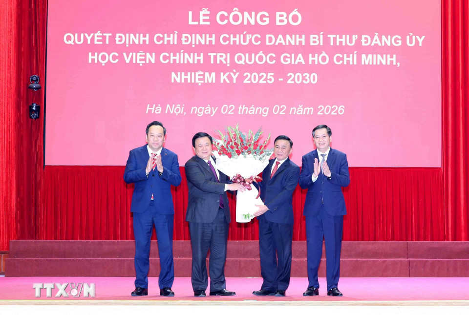 Các đồng chí Thường trực Đảng ủy cơ quan Đảng Trung ương tặng hoa chúc mừng đồng chí Nguyễn Xuân Thắng, nguyên Ủy viên Bộ Chính trị, Giám đốc Học viện Chính trị Quốc gia Hồ Chí Minh. (Ảnh: Phương Hoa/TTXVN)