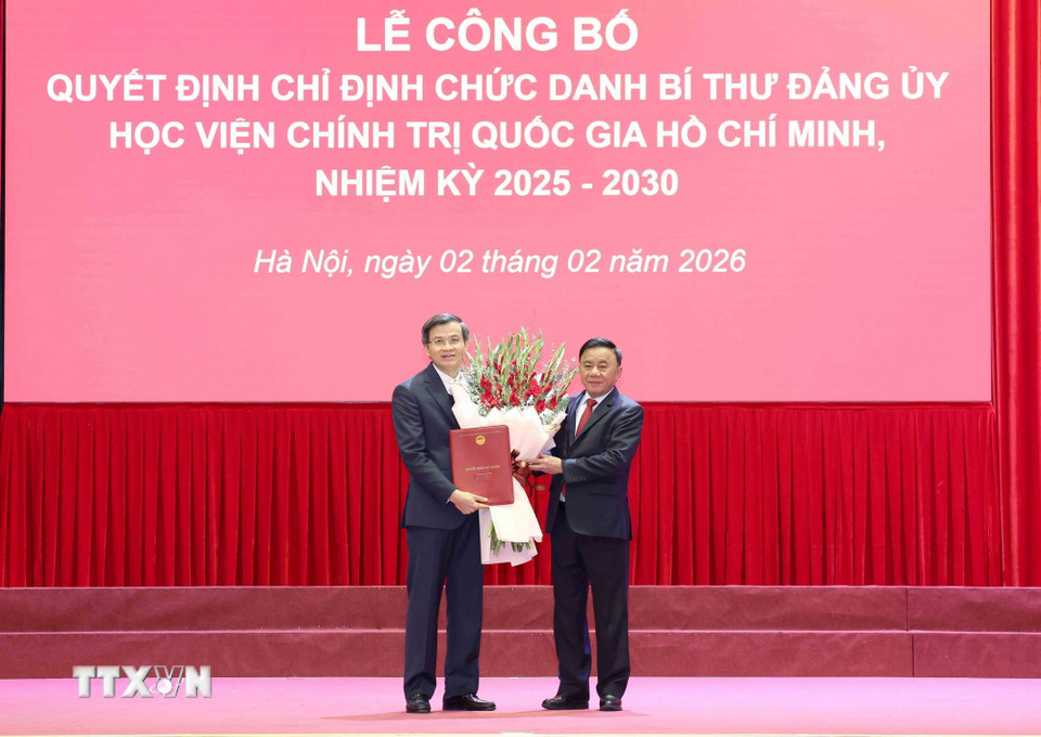 Thường trực Ban Bí thư Trần Cẩm Tú trao Quyết định Bí thư Đảng ủy Học viện Chính trị Quốc gia Hồ Chí Minh cho đồng chí Đoàn Minh Huấn. (Ảnh: Phương Hoa/TTXVN)