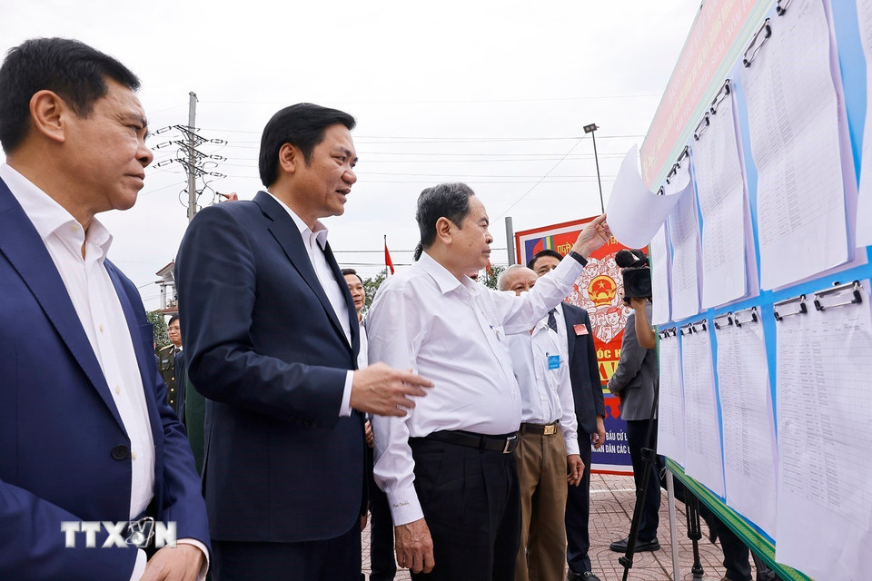 Chủ tịch Quốc hội Trần Thanh Mẫn giám sát, kiểm tra công tác bầu cử tại Khu vực bỏ phiếu số 31, xã Hưng Nguyên, tỉnh Nghệ An. (Ảnh: Doãn Tấn/TTXVN)