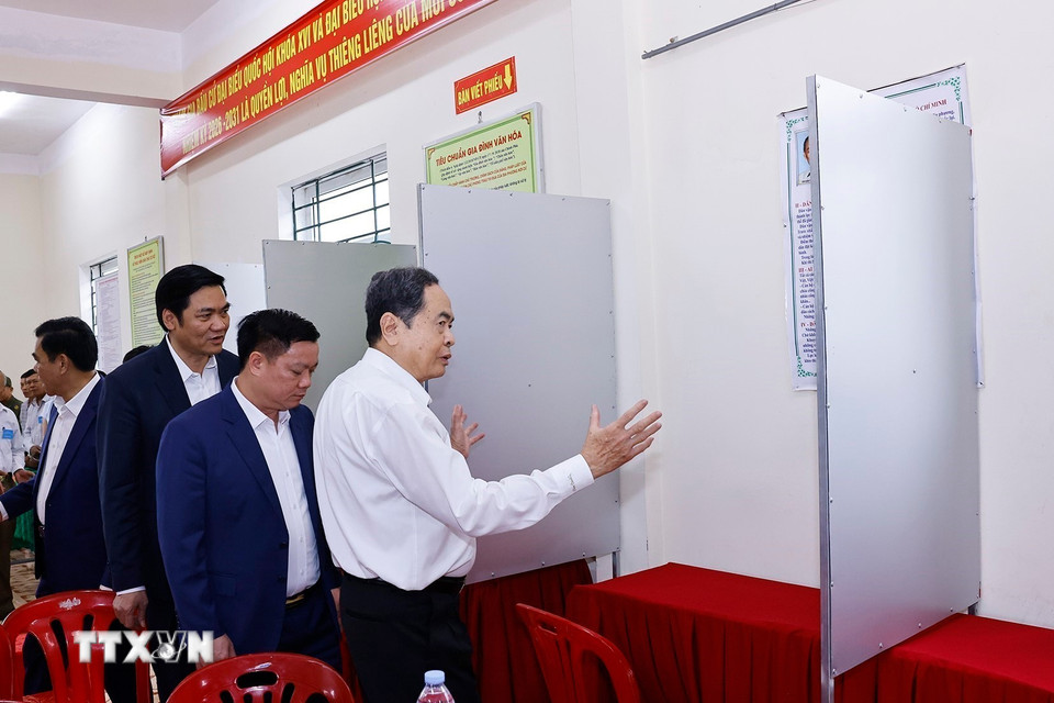 Chủ tịch Quốc hội Trần Thanh Mẫn giám sát, kiểm tra công tác bầu cử tại Khu vực bỏ phiếu số 31, xã Hưng Nguyên, tỉnh Nghệ An. (Ảnh: Doãn Tấn/TTXVN)