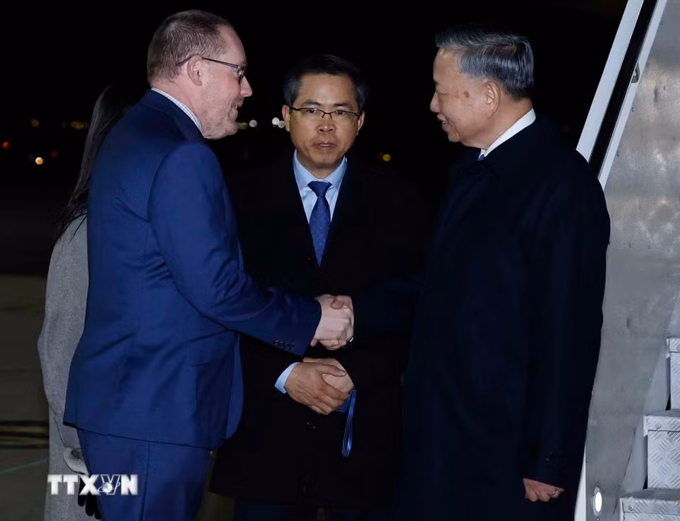 Tổng Bí thư, Chủ tịch nước Tô Lâm đến sân bay Canberra tiếp tục chương trình thăm cấp Nhà nước tới Australia. (Ảnh: Thống Nhất/TTXVN)