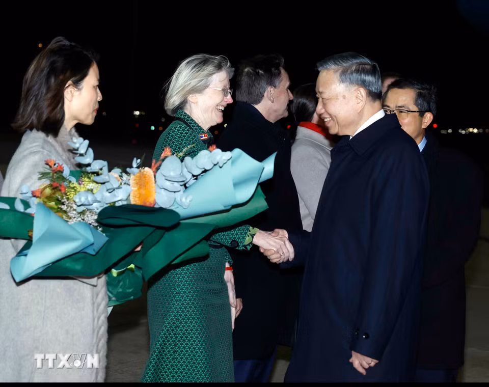 Quan chức Australia cùng cán bộ nhân viên Đại sứ quán và các cơ quan đại diện Việt Nam tại Australia đónTổng Bí thư, Chủ tịch nước Tô Lâm tại sân bay Canberra, tiếp tục chương trình thăm cấp Nhà nước Australia. (Ảnh: Thống Nhất/TTXVN)