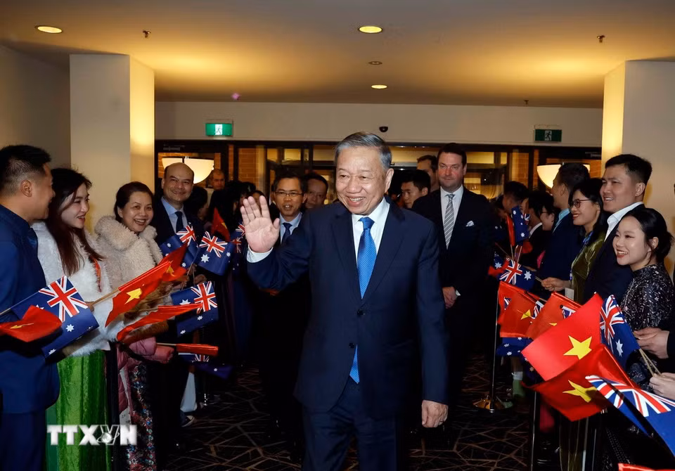 Cán bộ, nhân viên Đại sứ quán, cộng đồng người Việt Nam tại Australia đón Tổng Bí thư, Chủ tịch nước Tô Lâm. (Ảnh: Thống Nhất/TTXVN)